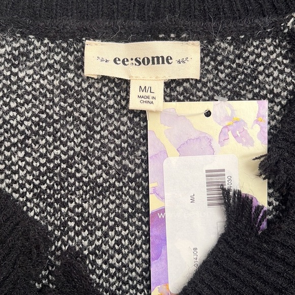 Eesome black and white lightning bolt distressed v-neck sweater - Picture 6 of 10